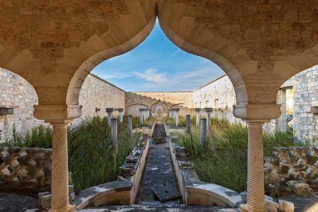 Minareti, esoterismo, scritte arabe: � la grandiosa e mai terminata Universit� Islamica